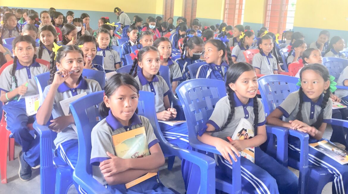 अभिमुखीकरण कार्यक्रममा सहभागि छात्राहरु