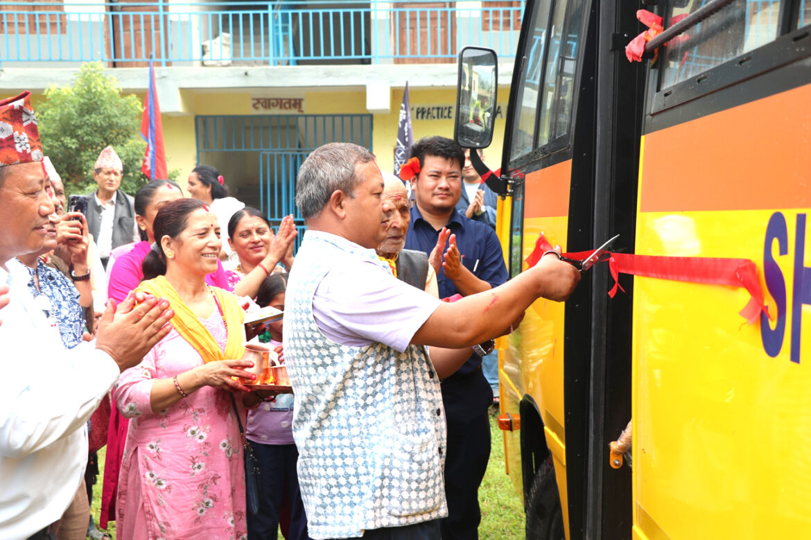 सामुदायिक विद्यालयका विद्यार्थीका लागि बससेवा