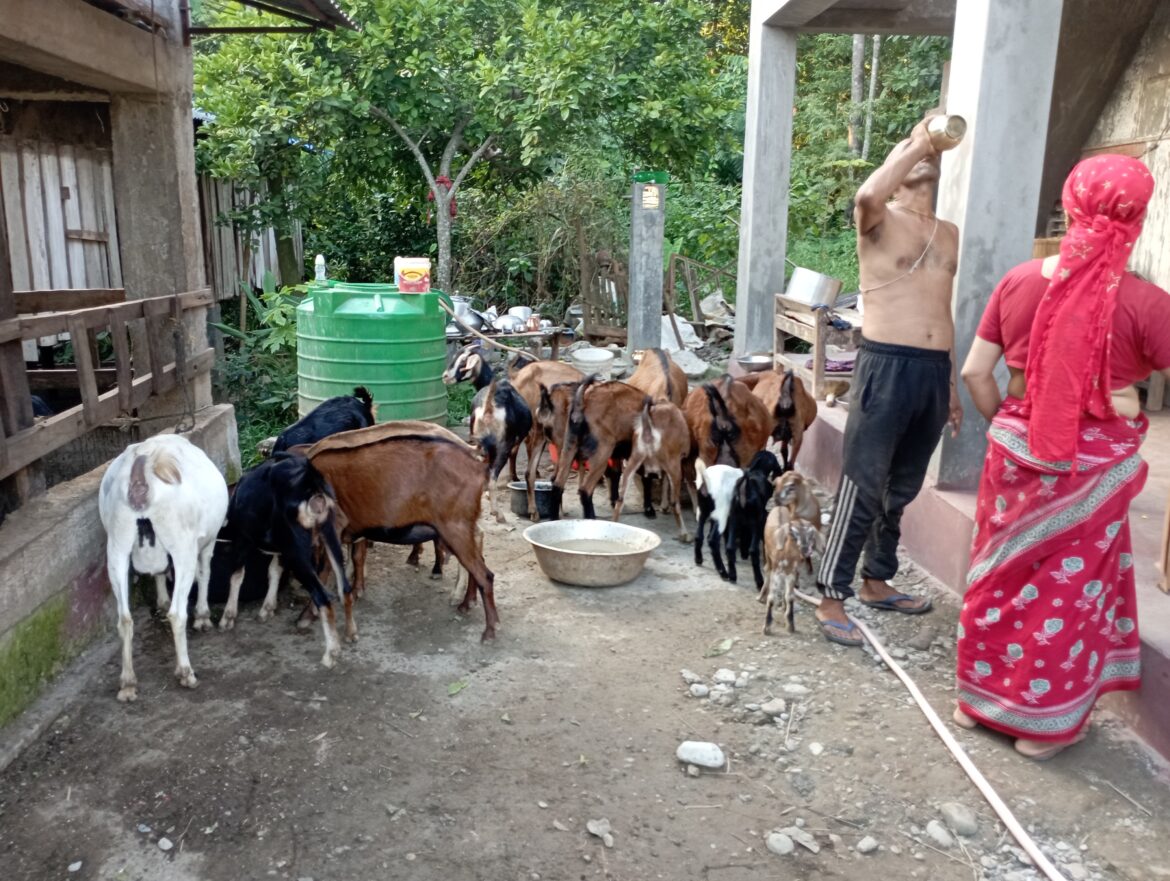 दिनभरको प्यास मेटाउँदै किसान