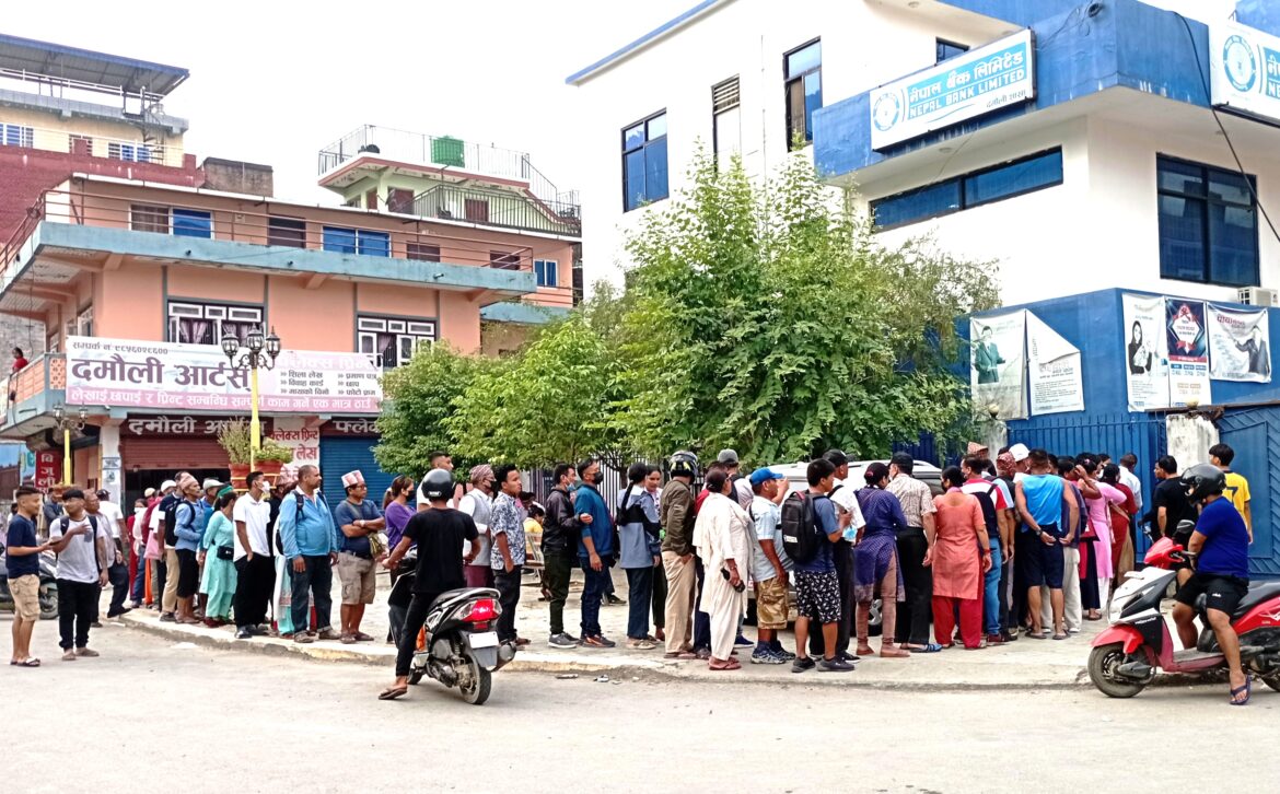 दशैंका लागि नयाँ नोटको व्यवस्था गर्ने तनाव