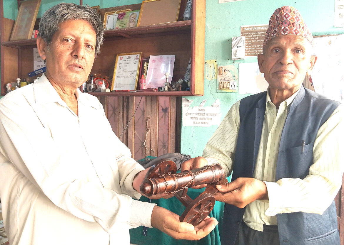लेखकलाई तोप उपहार