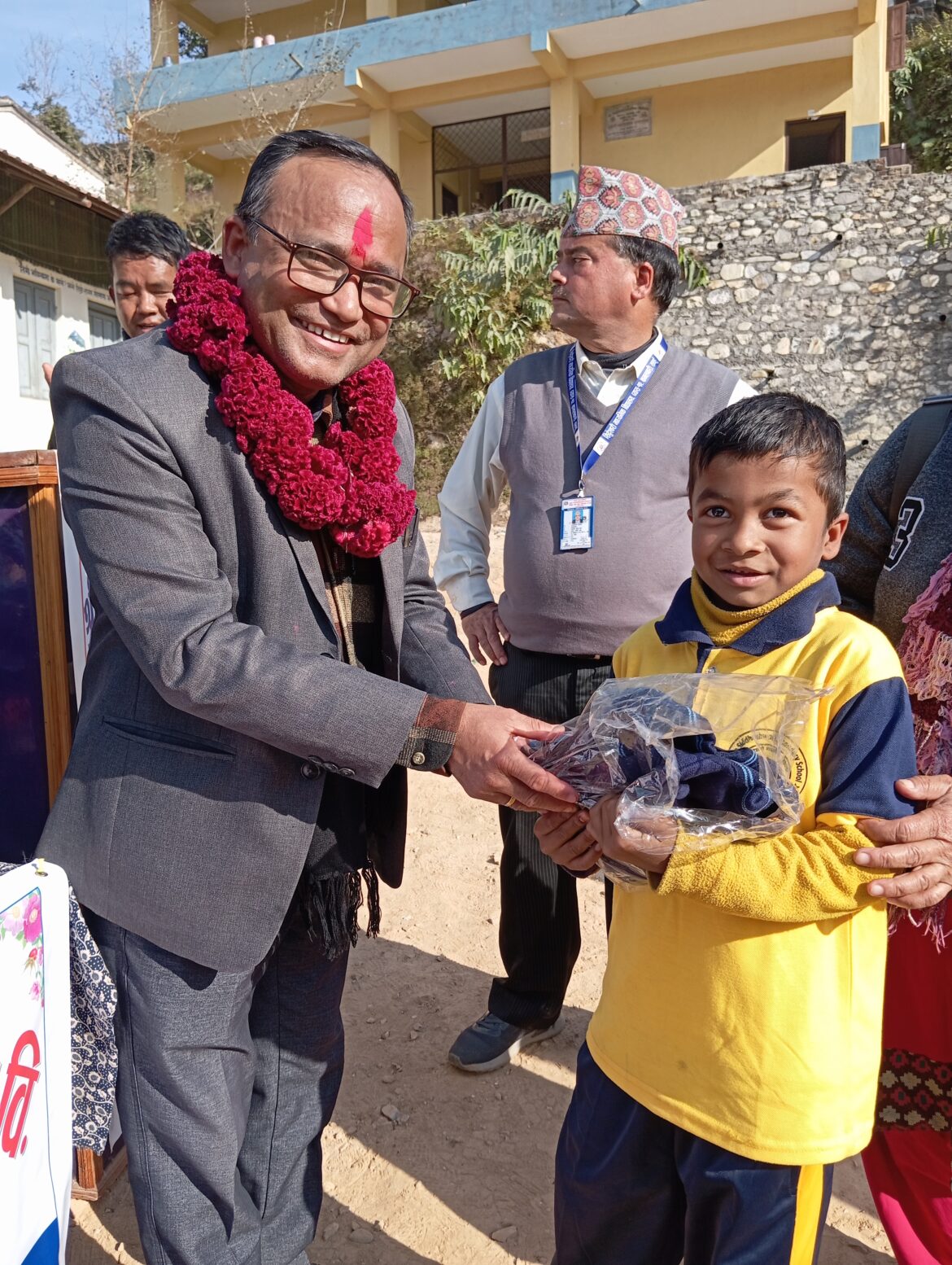 सिद्धेश्वरीका विद्यार्थीलाई स्वीटर