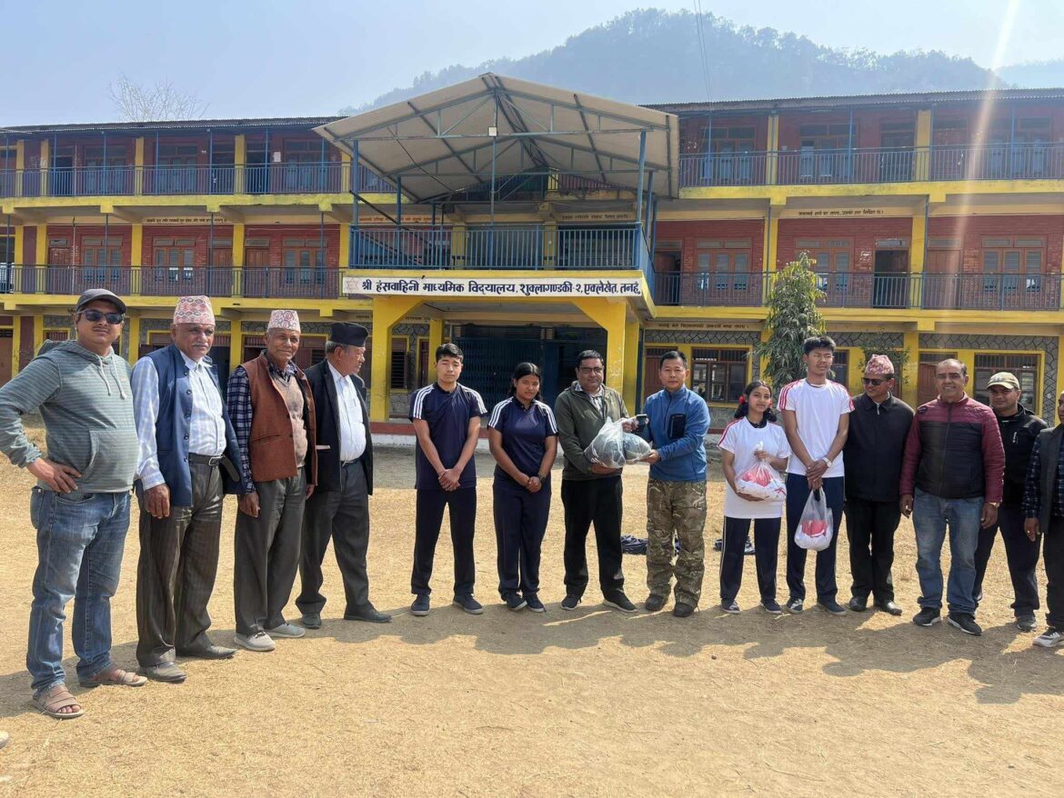 तनहुँ समाज हङकङद्वारा विद्यार्थीलाई सहयोग