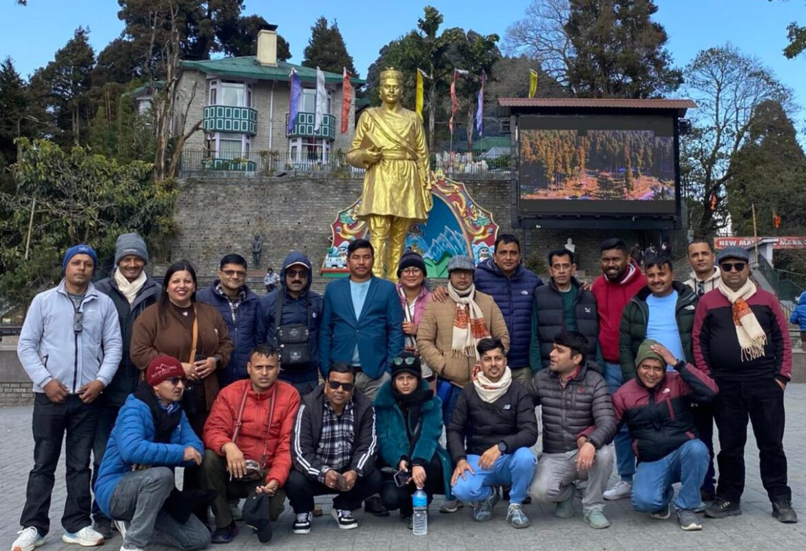 तनहुँका पत्रकार सिक्किम पुगेर भानुभक्तको शालिकसंगै तस्विरमा