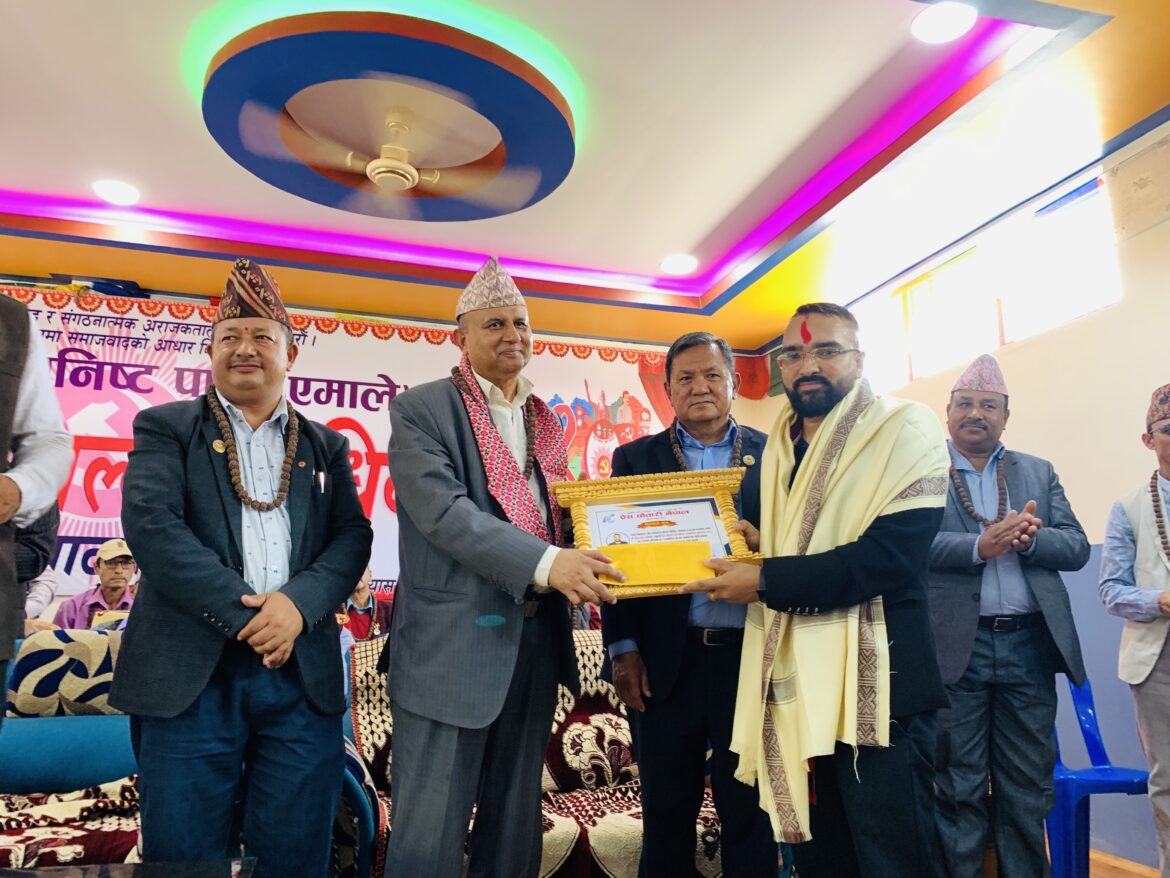 पत्रकार न्यौपाने पुरस्कृत