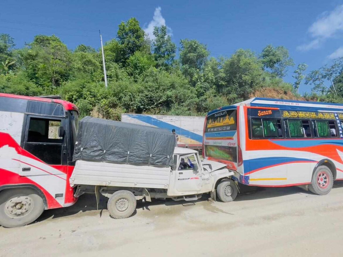 छ सवारी साधनमा ठक्कर