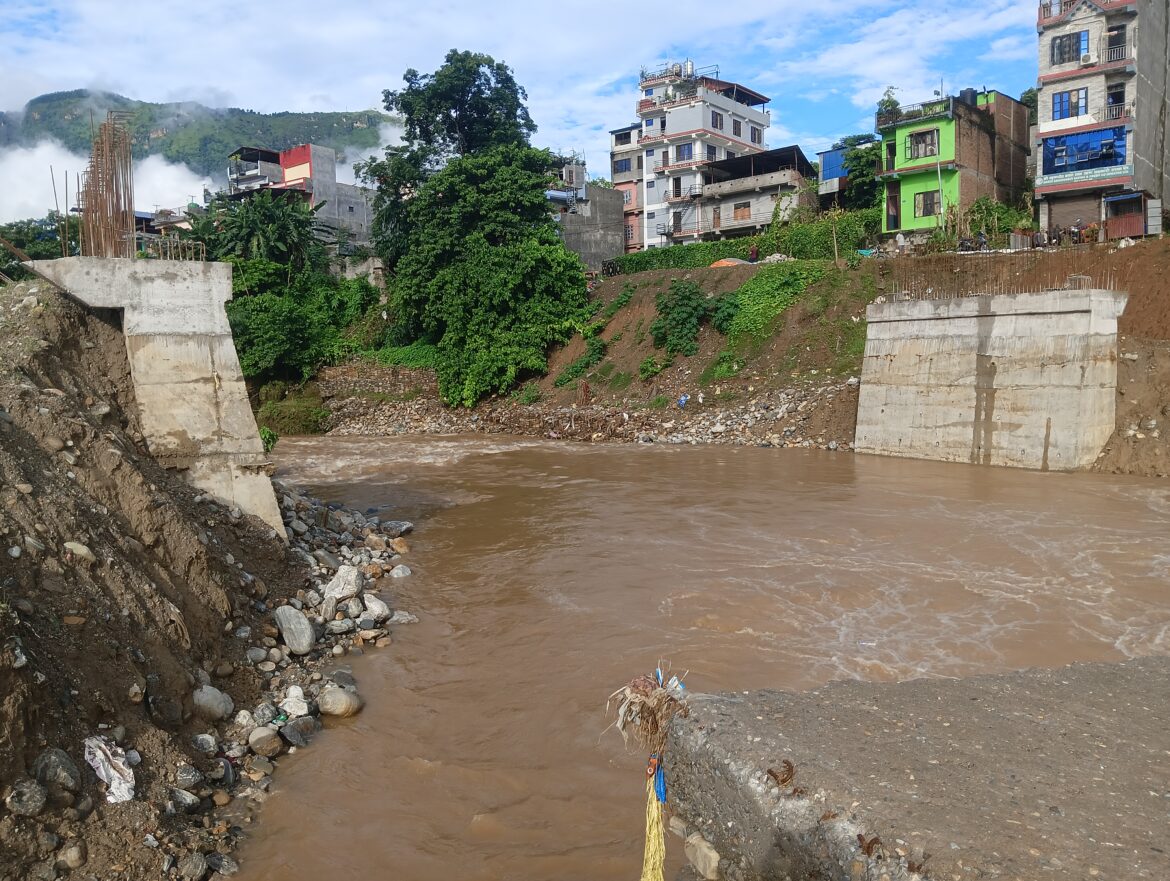 पुल निर्माण कार्य स्थगित