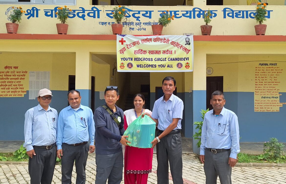 विद्यालयलाई सरसफाइ सामाग्री
