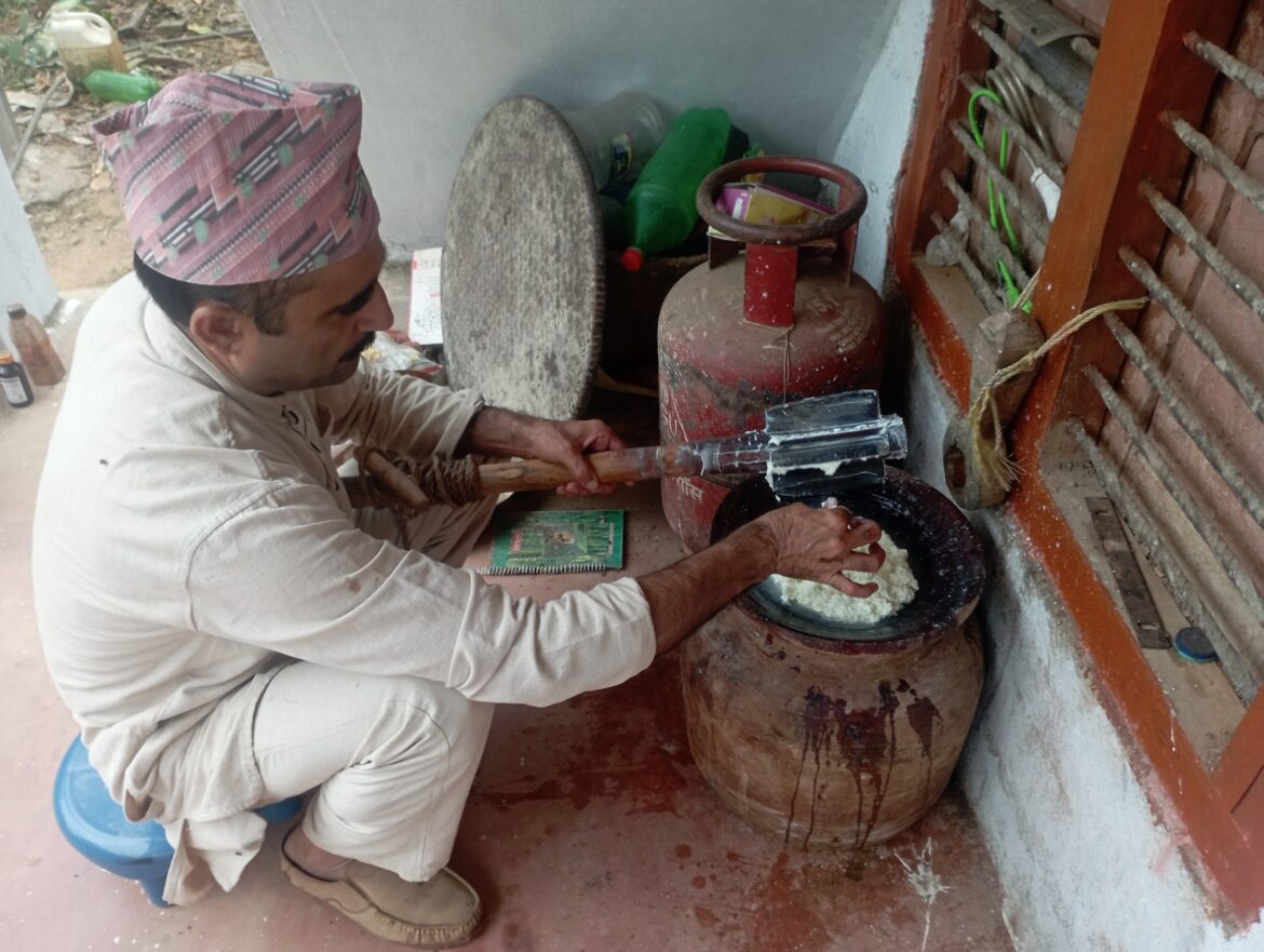 नौनी निकाल्ने परम्परागत प्रविधि
