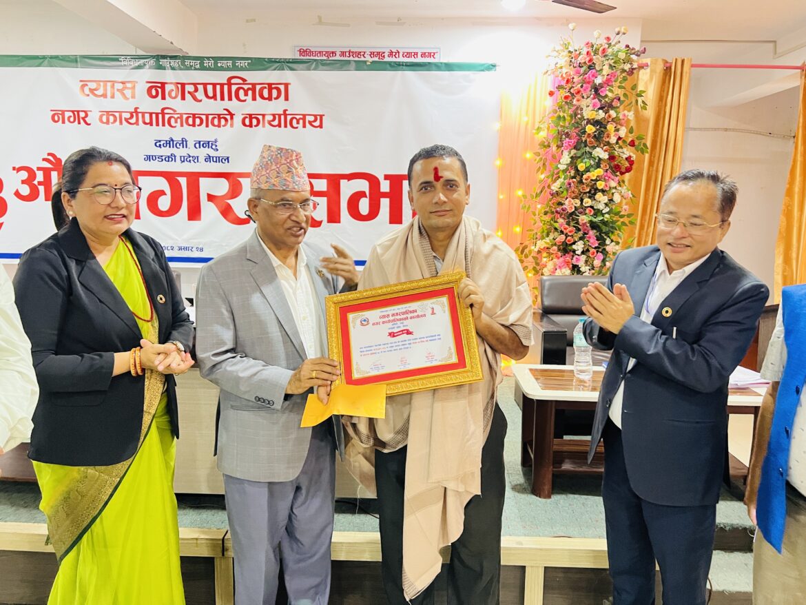 पत्रकार नहर्कीलाई उत्कृष्ट पत्रकार सम्मान