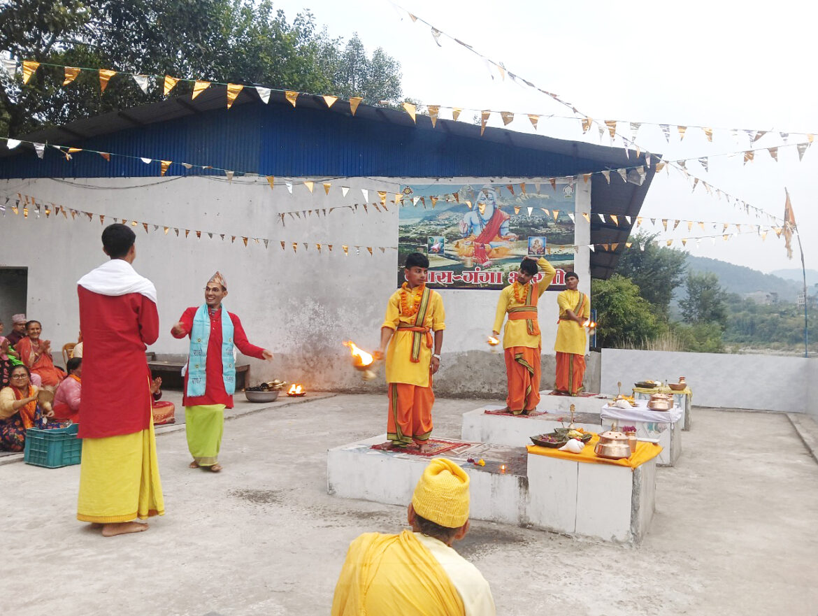 व्यास गुफा परिसरमा हुने गंगा आरती