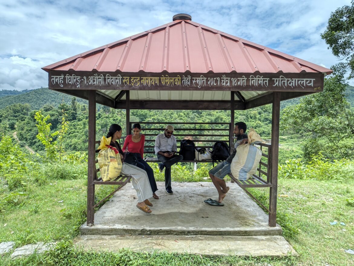 काली नदी तटका बनेकाे प्रतिक्षालय